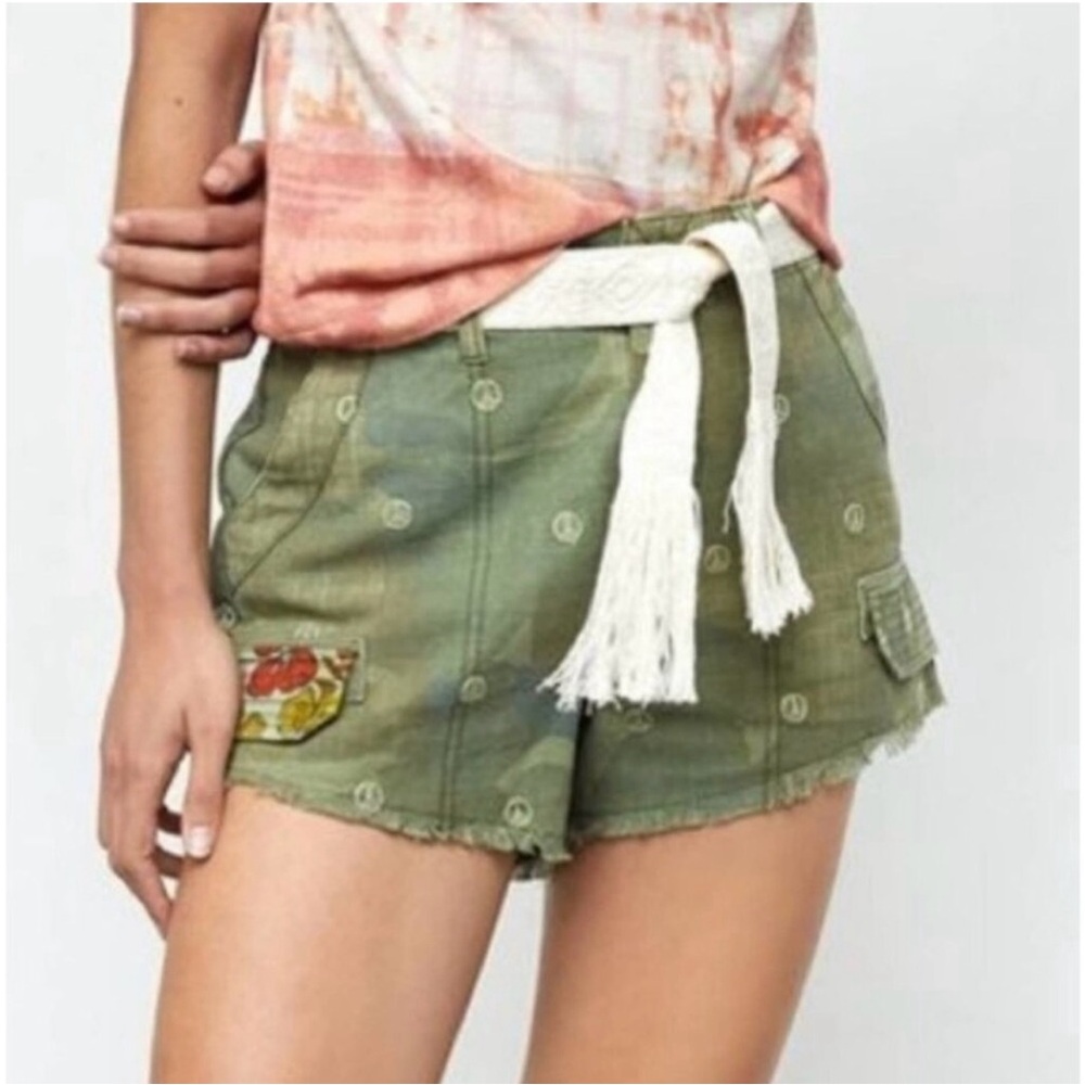 NWT Anthropologie Pilcro Peace Embroidered Utility Shorts Size 28